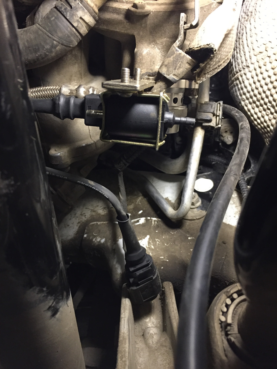 Соленоид установлен. Подключаем вакуумные шланги согласно инструкции. Вид из под машины — Skoda Octavia A5 Mk2