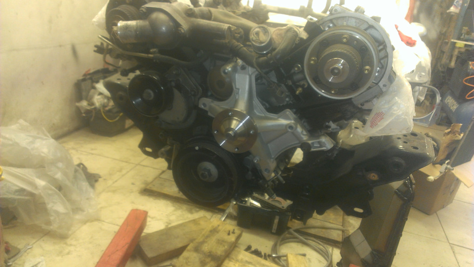 Покрасили клапанные крышки порошком, ставим обводной ролик вместо ...