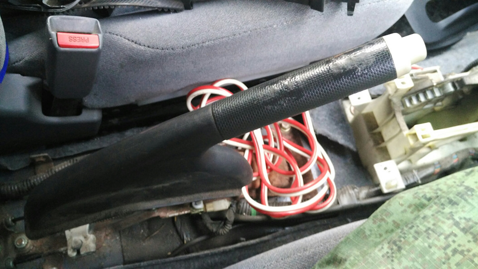 Как снять кожух ручника — Honda Civic Ferio (7G), 1,5 л, 2000 года ...