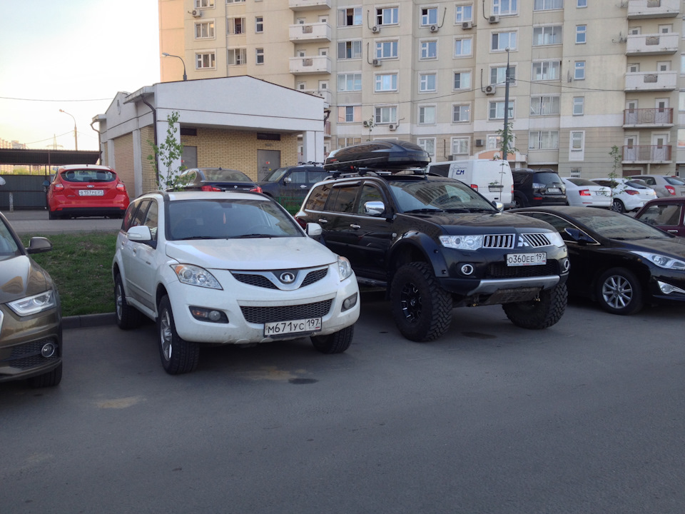 Малыш и Руди. Прям как Малыш и Карлсон))) Оба вымыты, сыты и довольны. — Mitsubishi Pajero Sport (2G)