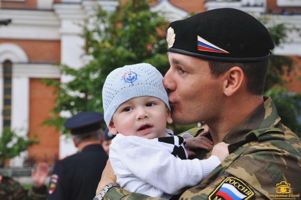 Фото солдата с ребенком