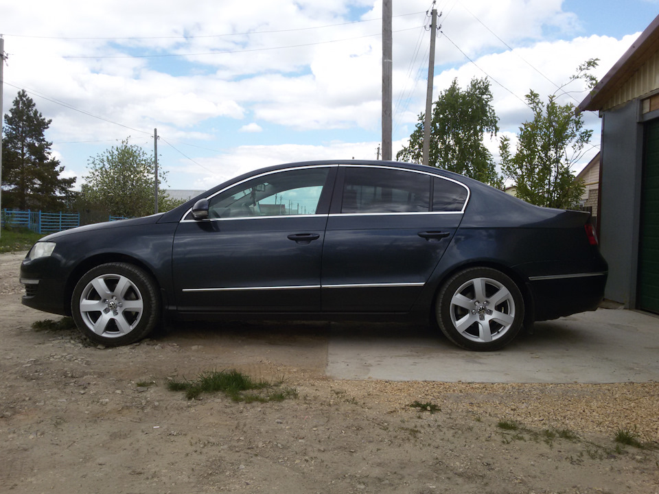 Общий вид с центральным колпаками дисков. — Volkswagen Passat B6, 2 л ...