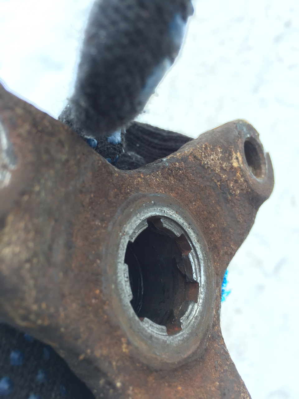 Сорвало шлицы на флянце хвостовика КПП — Lada 2106, 1,6 л, 1994 года ...