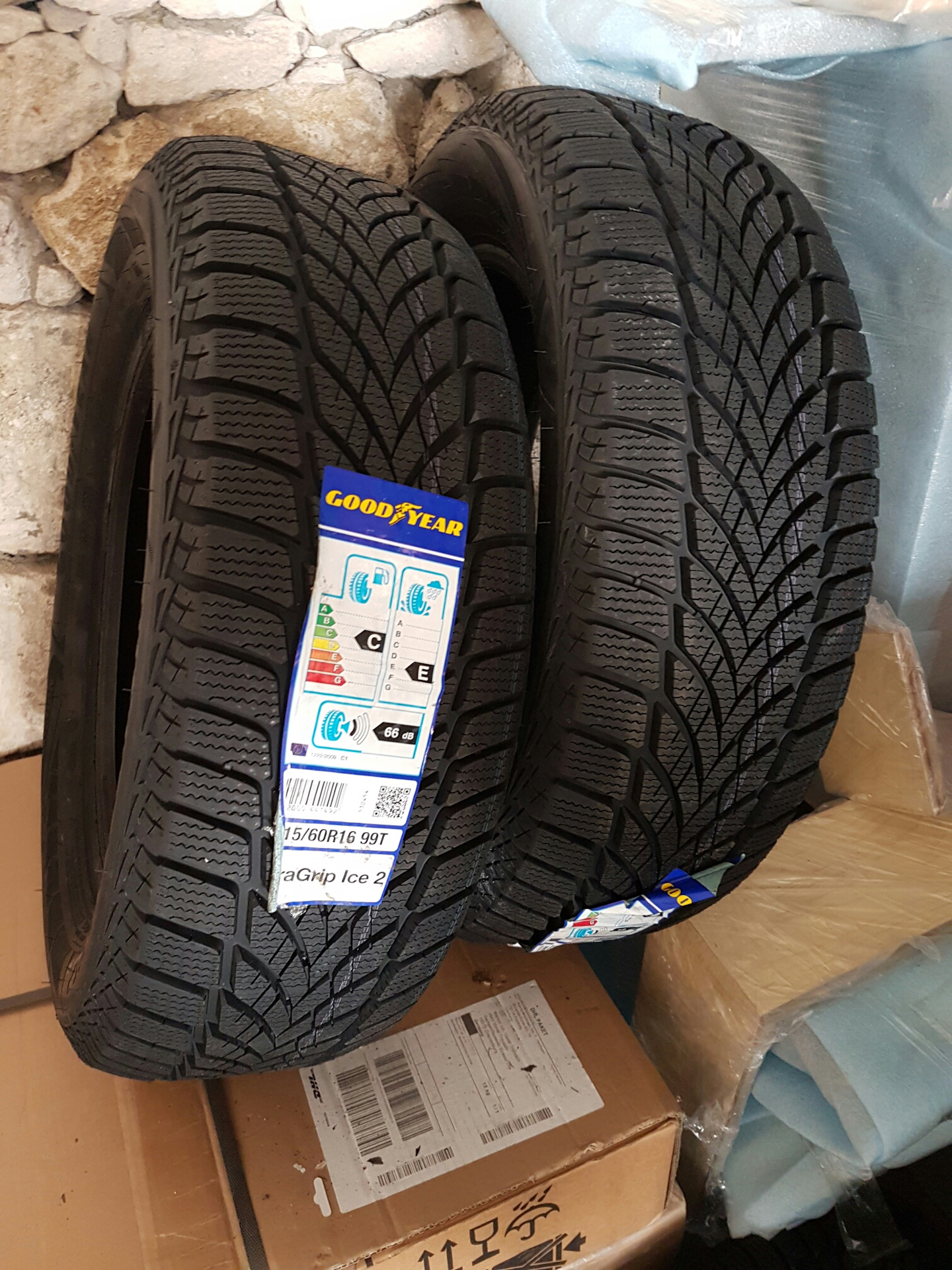 Шины зимние 215 60. Goodyear Ultra Grip Ice 2 215/60 r16 99t. Зимняя резина Goodyear 215,60,16. Шины 215 60 r16 зимние Гудиер. 205/60 R16 зима липучка Гудиер.