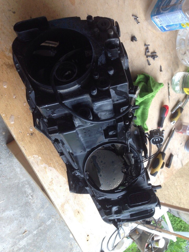 Чем заняться в выходные, конечно же помыть фары и погонять с другом ...