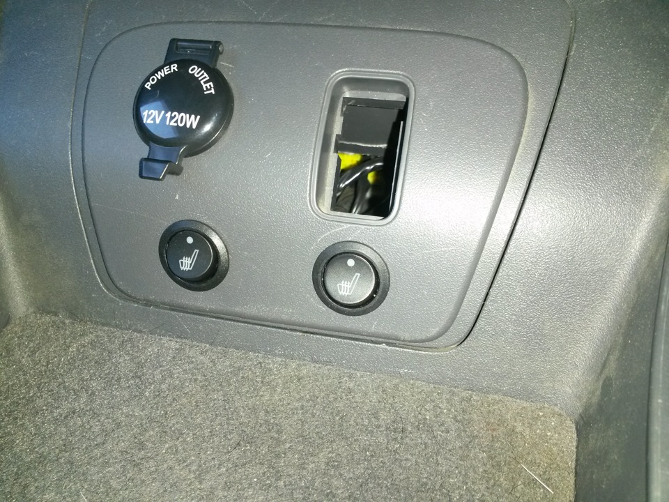 Дополнительная розетка-прикуриватель и кнопки подогрева сидений ...