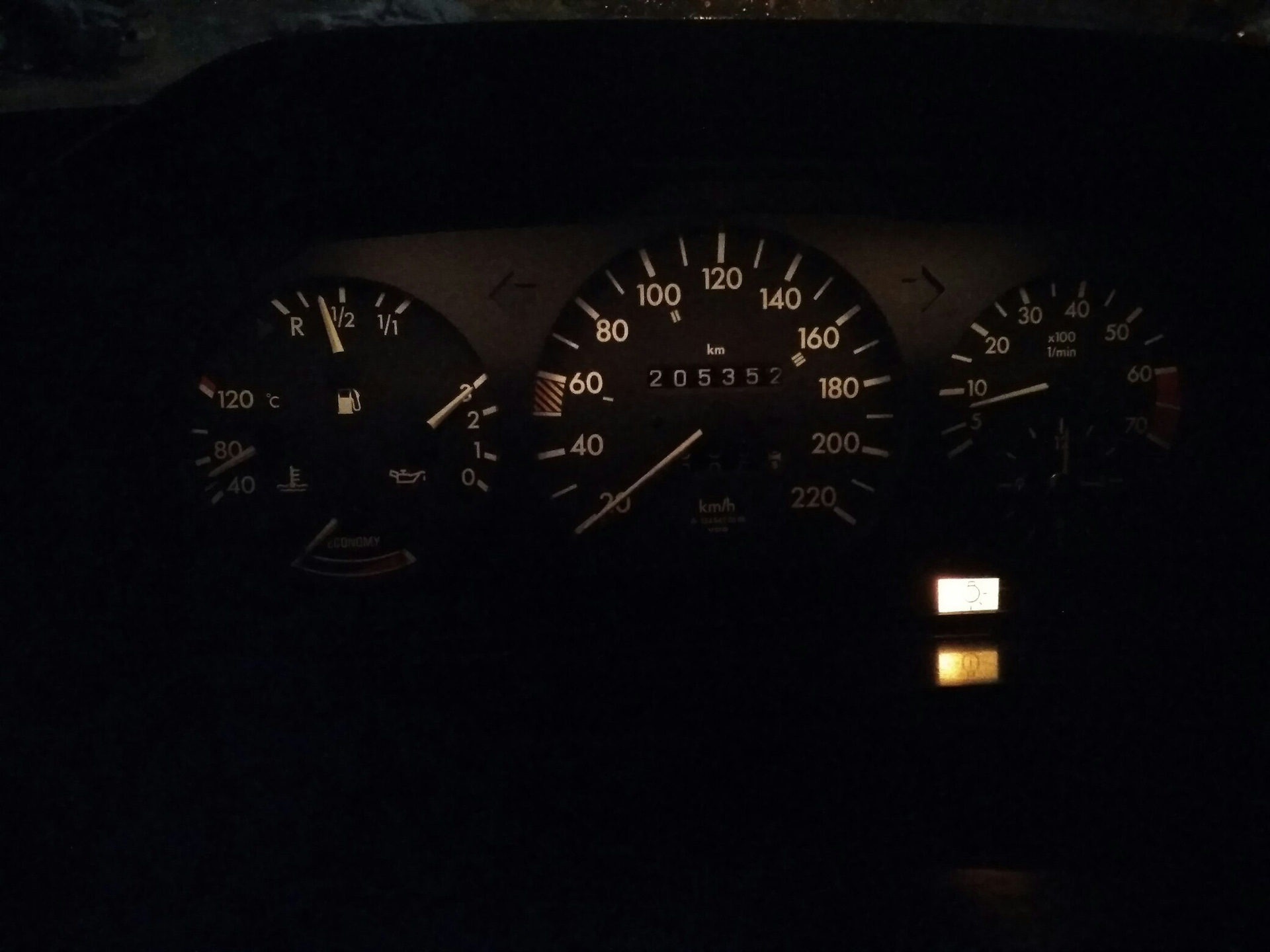 Приборка мерседес 124. Подсветка приборной панели мерседес 124. Подсветка приборов мерседес 124. Лампочки подсветки приборной панели мерседес 190. Приборка w208.