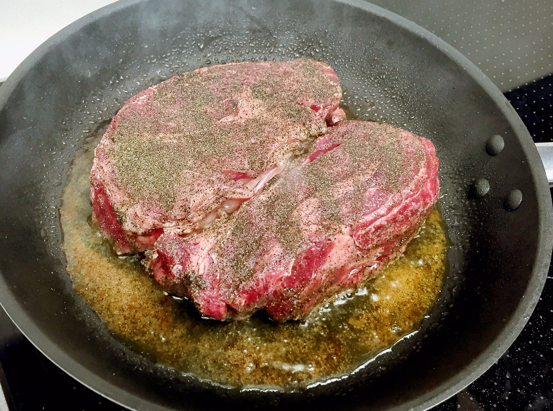 стейк из говядины на сковороде фото