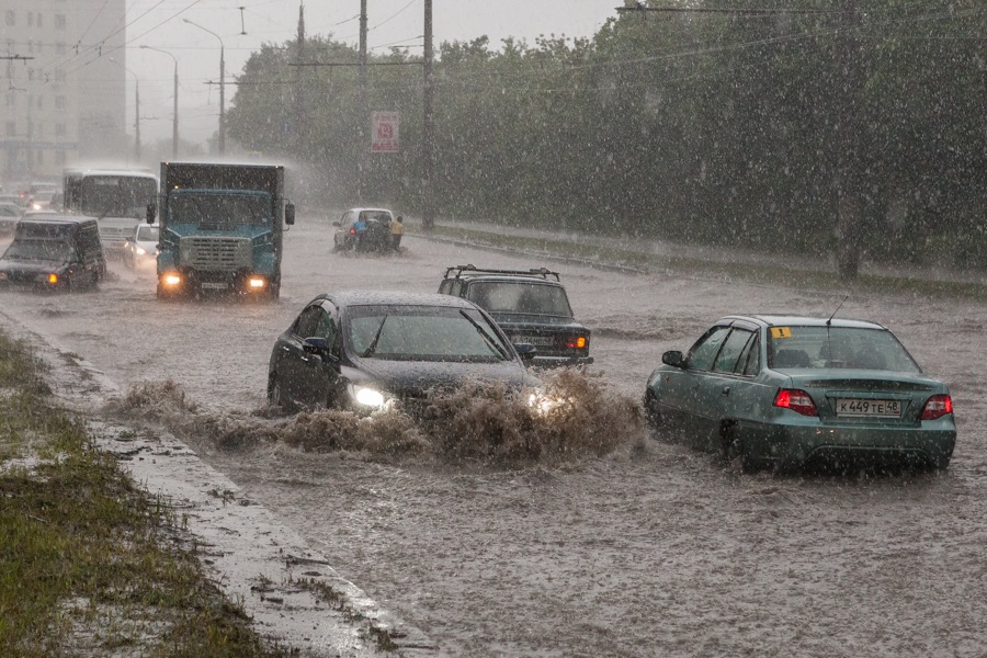 Разгул ветров. Буря и гроза. Потоп в липецке 2015 год. Гроза разгул стихх в городе. Разгул стихии.