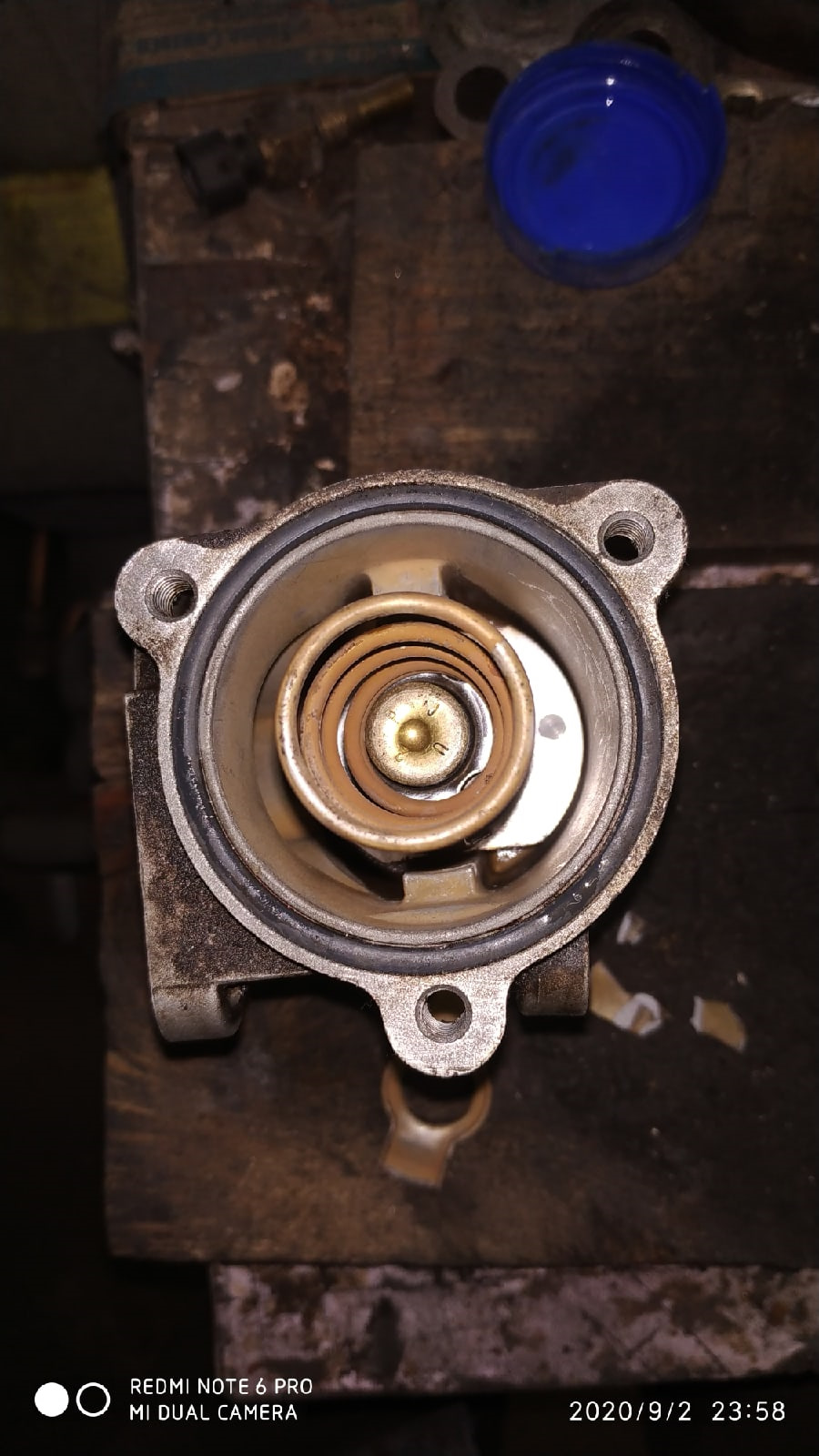 Пружина на месте, растянутая уже. Сверху крышка и готово. — Lada Granta