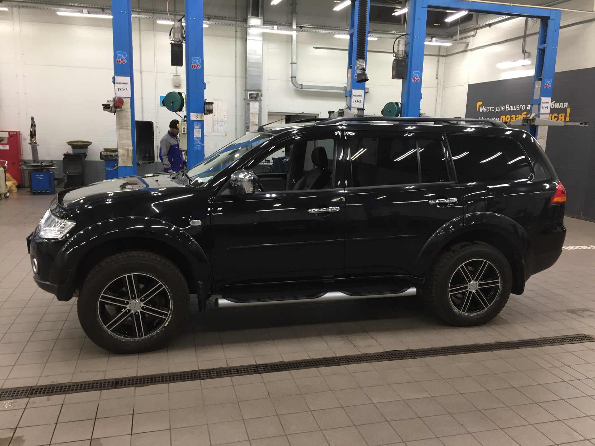 Диски pajero sport 2. Паджеро спорт 2 r22. Pajero Sport r18. Mitsubishi Pajero Sport 2 диски. Mitsubishi Pajero Sport r22.