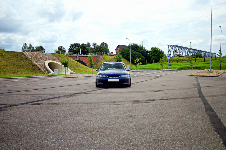 Fotokamera Vectra I Pustaya Parkovka V Daugavpils Latviya Opel Vectra 1 6 L 1999 Goda Na Drive2