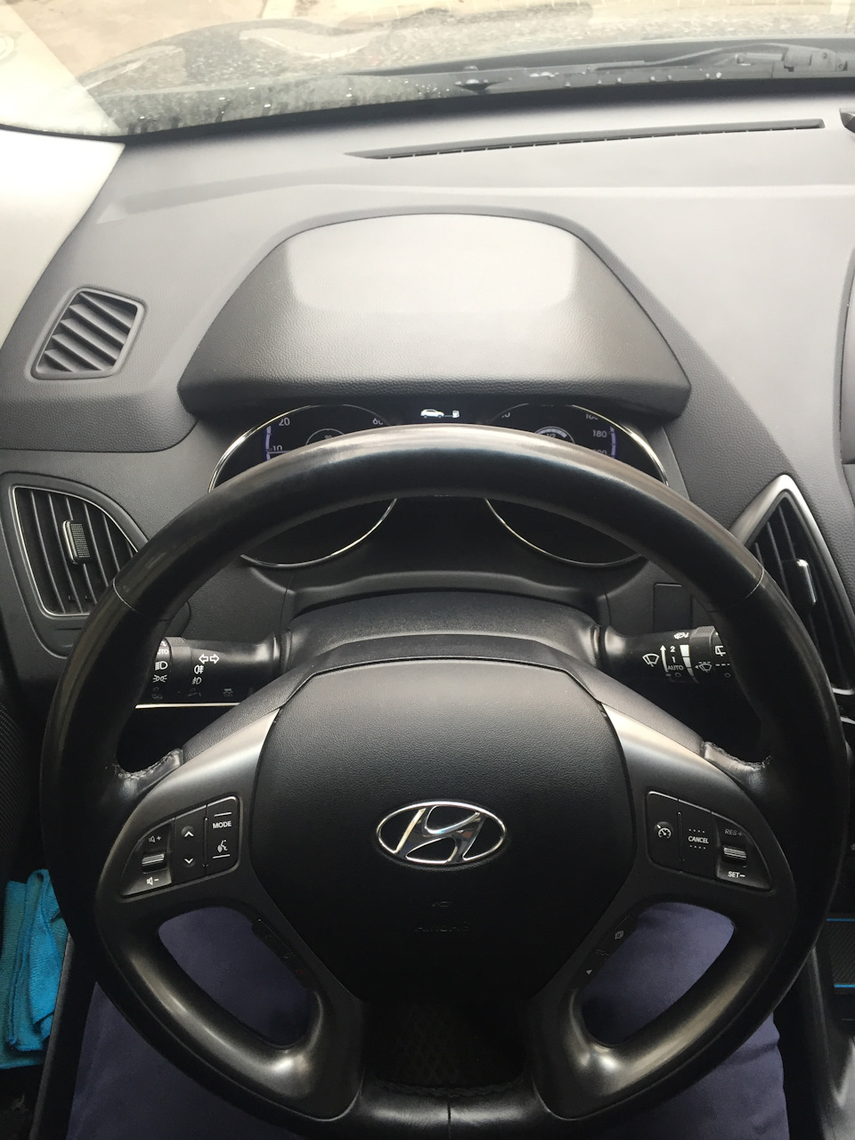 Руль хендай ix35. Руль hyundai ix35. Рулевое колесо на hyundai ix35. Накладки на руль hyundai ix35. Ix35 подогрев руля.