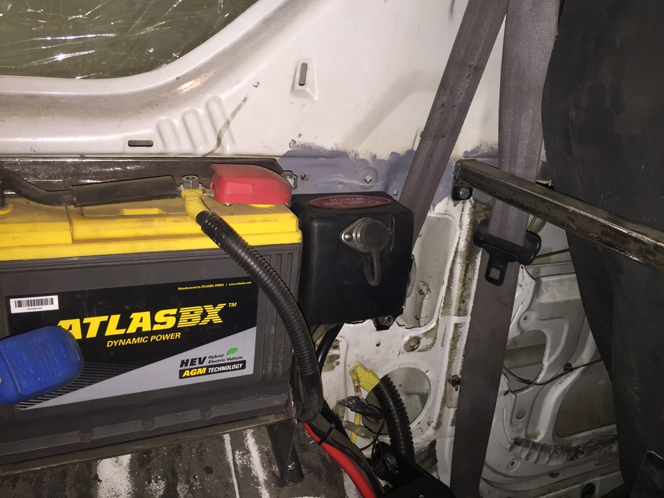 Блок соленойдов поселился рядом с аккумом — Suzuki Jimny (1G)