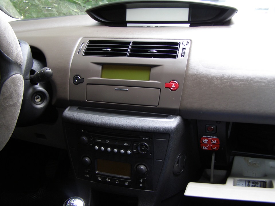 заедает крышка среднего ящичка — Citroen C4 (1G), 1,6 л, 2006 года ...