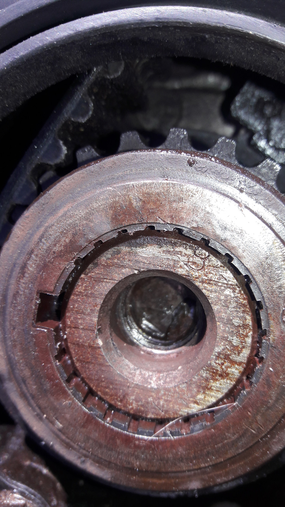 Неисправность шкива коленвала. Неисправность шкива коленвала. Выработка на шкиве коленвала. 008658045 шкив коленвала. Шкив на классику.