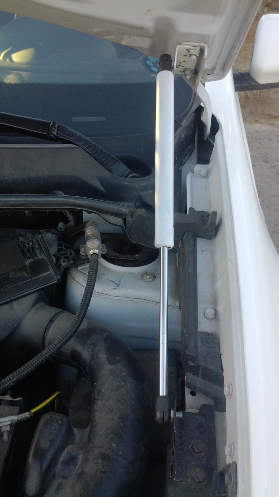 Упоры капота — Nissan Qashqai (1G), 1,6 л, 2012 года | стайлинг | DRIVE2