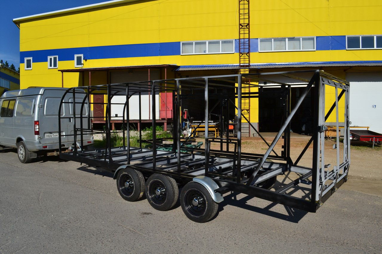 Эвакуационный прицеп для легкового автомобиля. Прицеп для грузовика 2500кг. Прицеп тандем курганские прицепы. Прицеп для перевозки людей. Прицеп платформа 846420 магистраль.