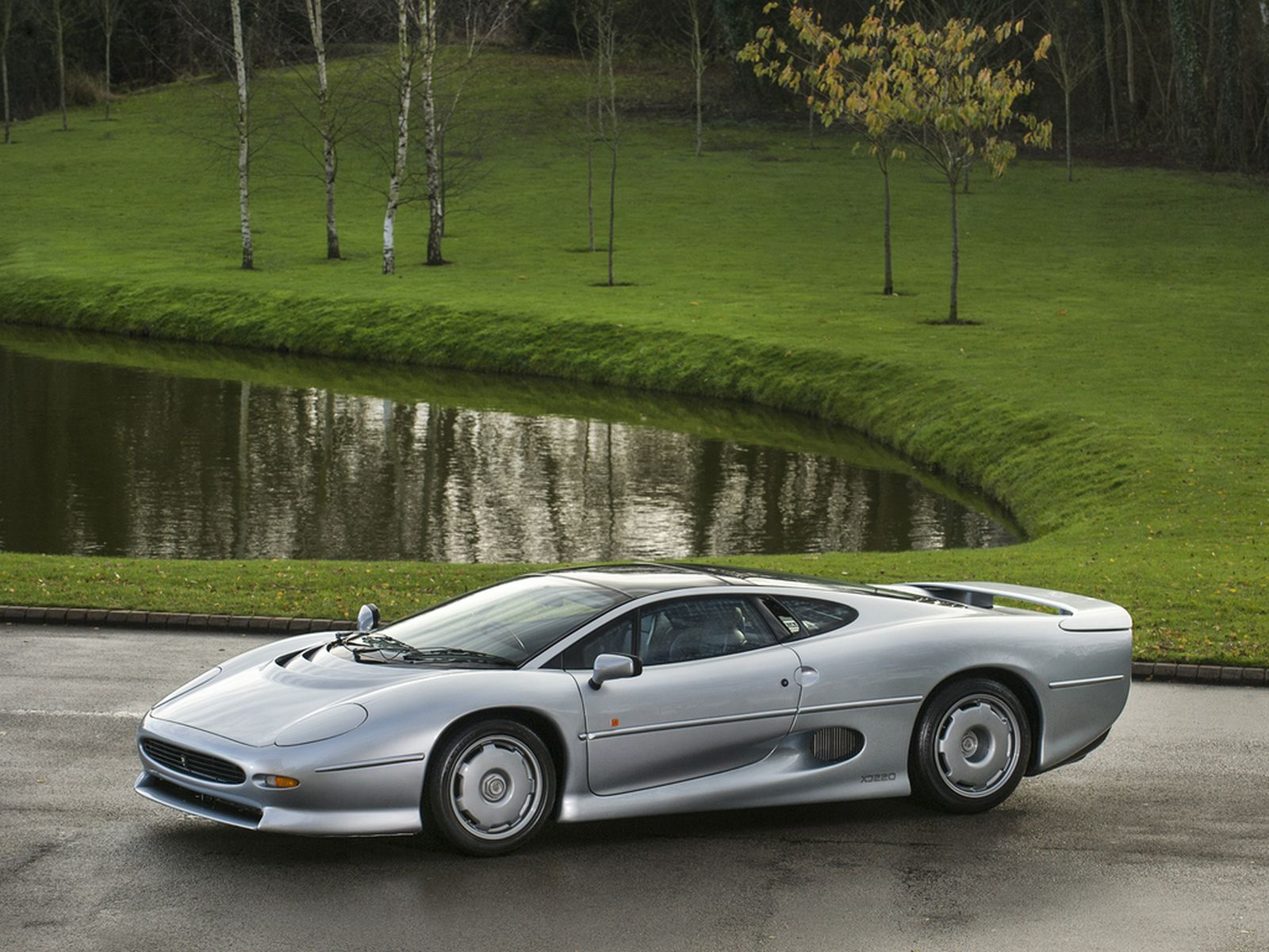 Ягуар xj220