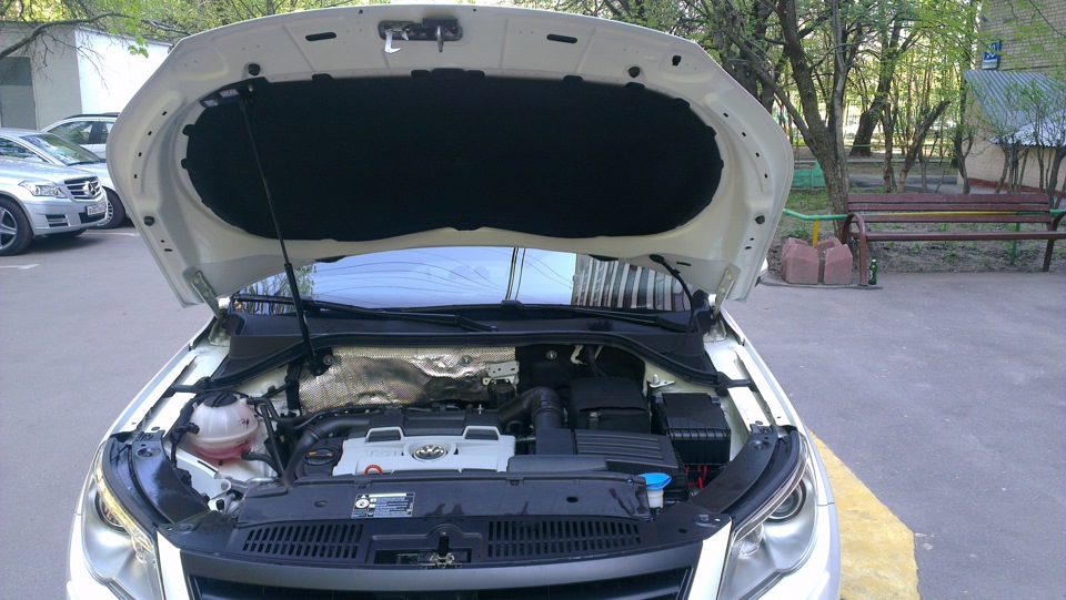 Утеплитель капота тигуан 1. Шумка капота тигуан 2013. Шумоизоляция капота тигуан 2. Шумоизоляция капота тигуан 1. Шумоизоляция капота тигуан 1.