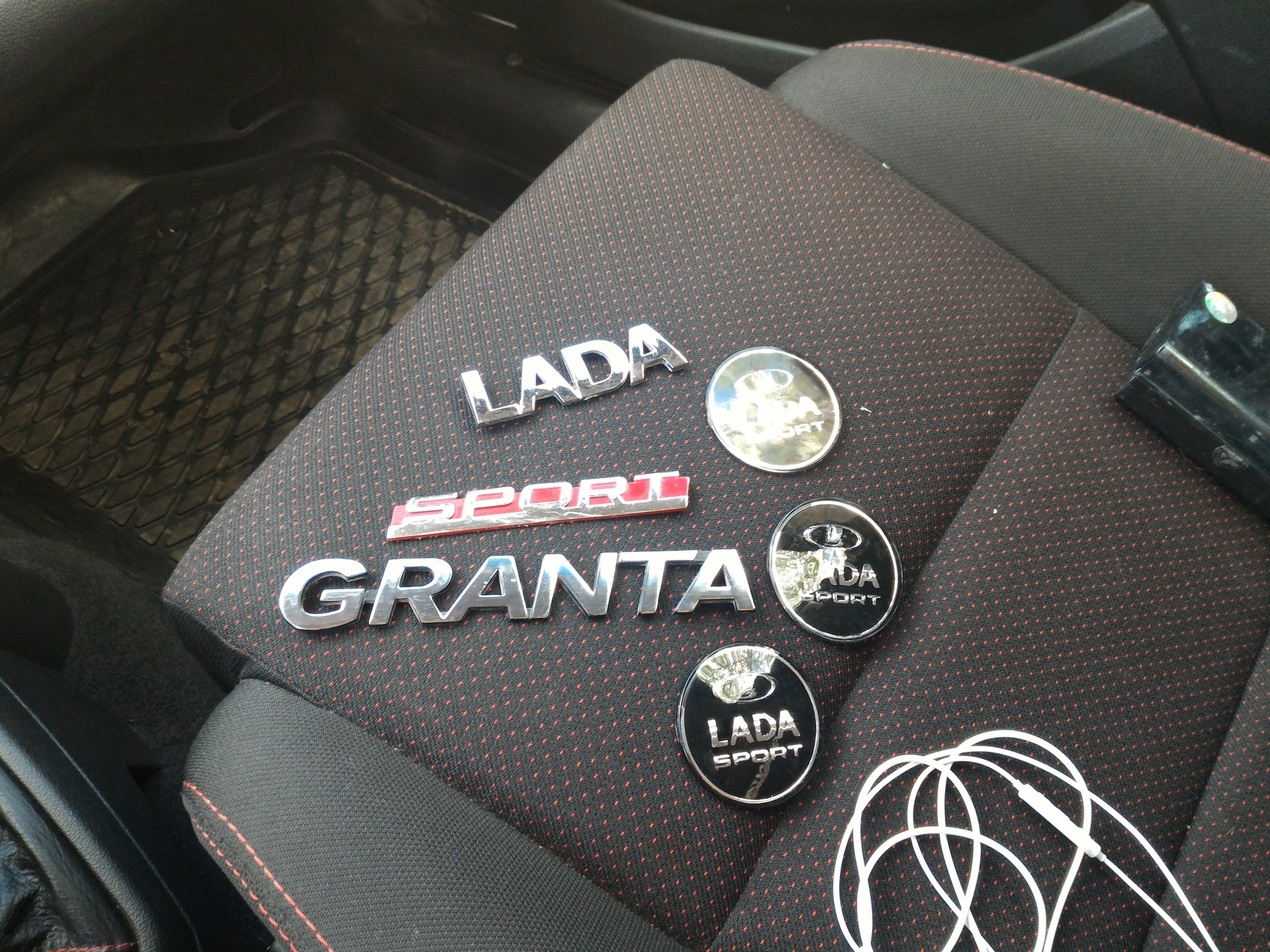 Наклейки на лады. Шильдик Lada Sport Granta. Granta Sport шильдик. Лада Гранта спорт наклейки Лада спорт. Шильдик спорт на гранту передний.