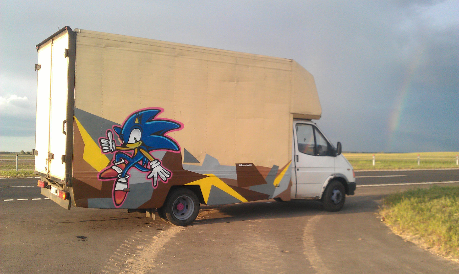 Фургон с рекламой кракена. Граффити на автобусе. Реклама на фургоне. Граффити на фургоне. Автобус в стиле граффити.