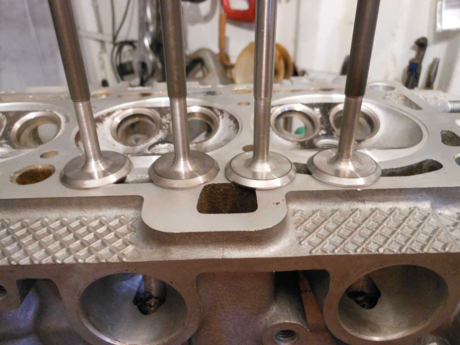 масляные каналы гбц ваз 2109. гбц ваз 2110. каналы в головке блока цилиндров. каналы охлаждения гбц ваз 2109. портинг гбц ваз 8v классика.