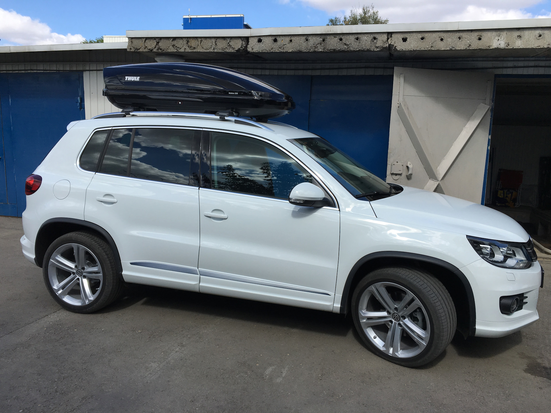 Тигуан 200 л. Thule Motion 200. Tiguan 1 Thule Motion. Бокс Thule Motion 200. Thule Motion 600 Тигуан 2.