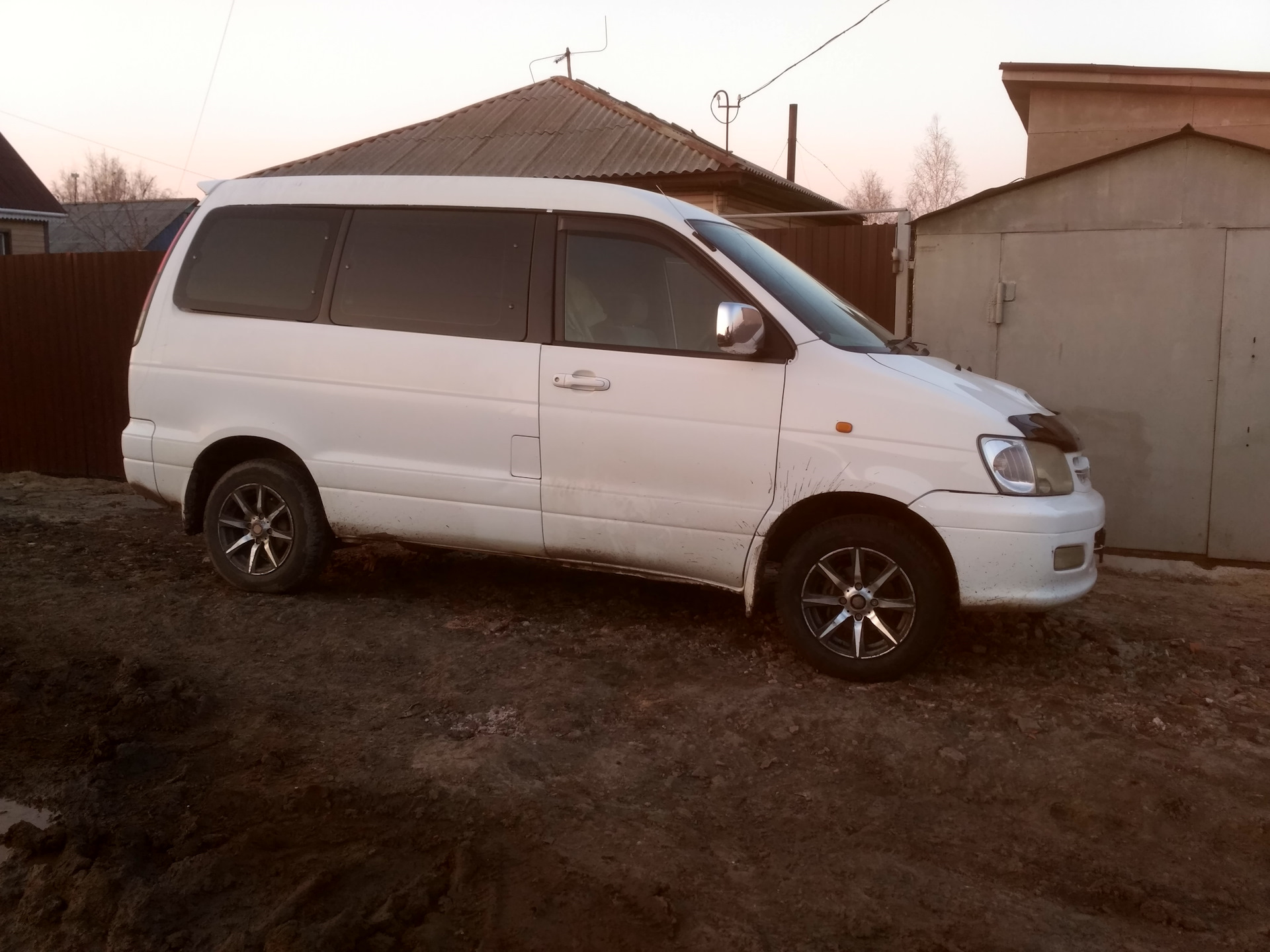 Диски таун айс. Town Ace 2001 16 колеса. Тойота Таун айс 2007. Toyota Town Ace Noah колеса. Toyota Town Ace Noah.