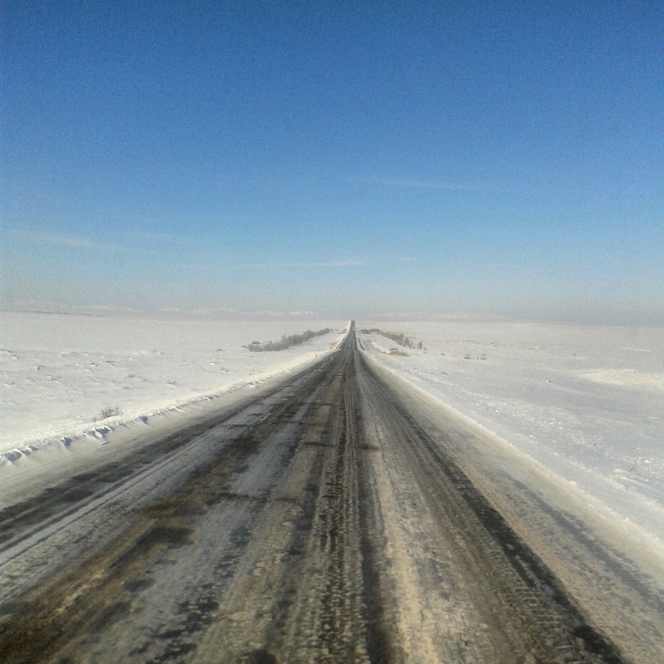 Трасса караганда алматы. Зимние дороги Казахстана. Степная дорога зимой. Снежная дорога в степи. Зимняя дорога в степи.