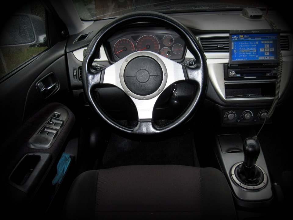 Заменил: ГУ, и установил пассивный саб, со встроенным уселком, и ...