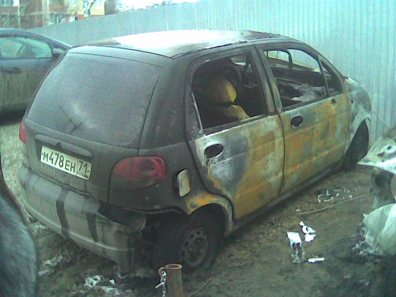 Сгоревший матиз. Дэу матиз горит. Сгоревший матиз. Взорвали матиз фейерверков. Пол матиза горит.