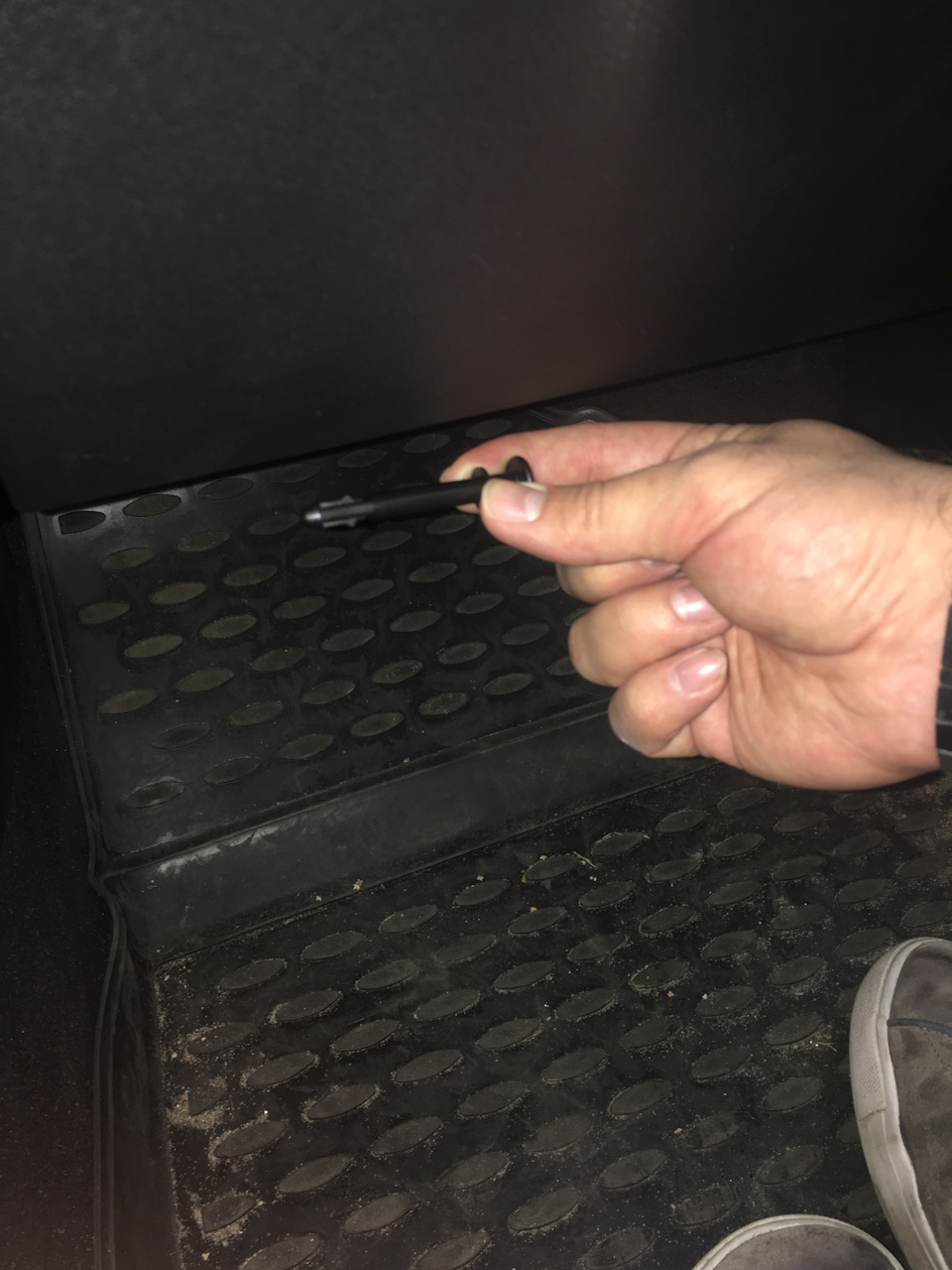 Вытаскиваем пины бардачка (крепят его снизу) чтобы полностью достать его, мне так удобнее. — KIA Optima (4G)