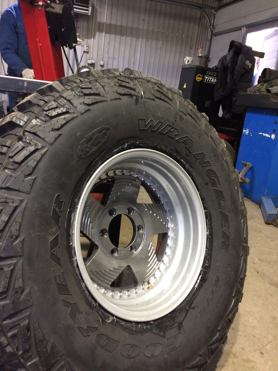 37-е на диске… комплект умчался во Владивосток… . — ГАЗ Соболь 4х4