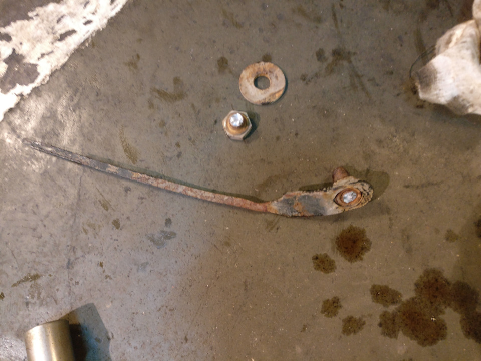 сломанный болт и закладная гайка с куском болта. Гайка я так понял даже не тойотовская, и видимо предудщий мастер который масло менял на ТО 70 ту либо сломал либо потерял, вот и эту вставил тайком — Toyota Corolla (140/150)