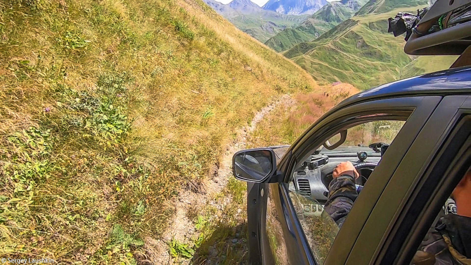Приходится делать много разведки ногами. Развернуться тут фактически не возможно. Поэтому упираться в непреодолимое препятствие на склоне нам нельзя. — Mitsubishi Pajero Sport (2G)