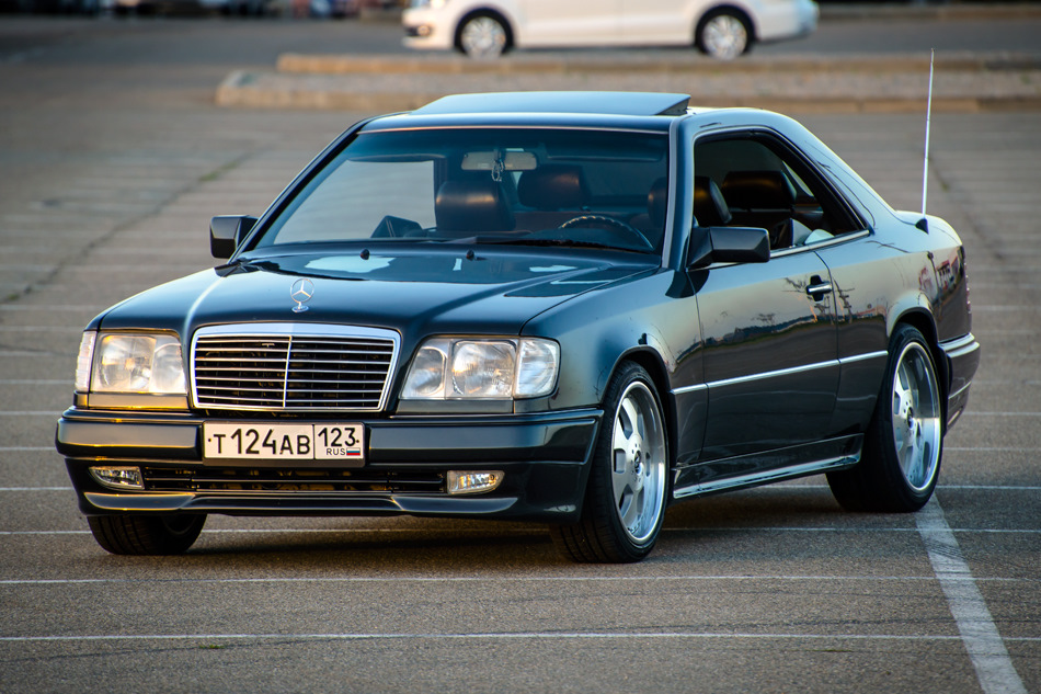 Старый мерседес фото. Mercedes Benz 124 Coupe. Mercedes-Benz w124 купе. Мерседес 124 2000. Мерседес е 124 2000.