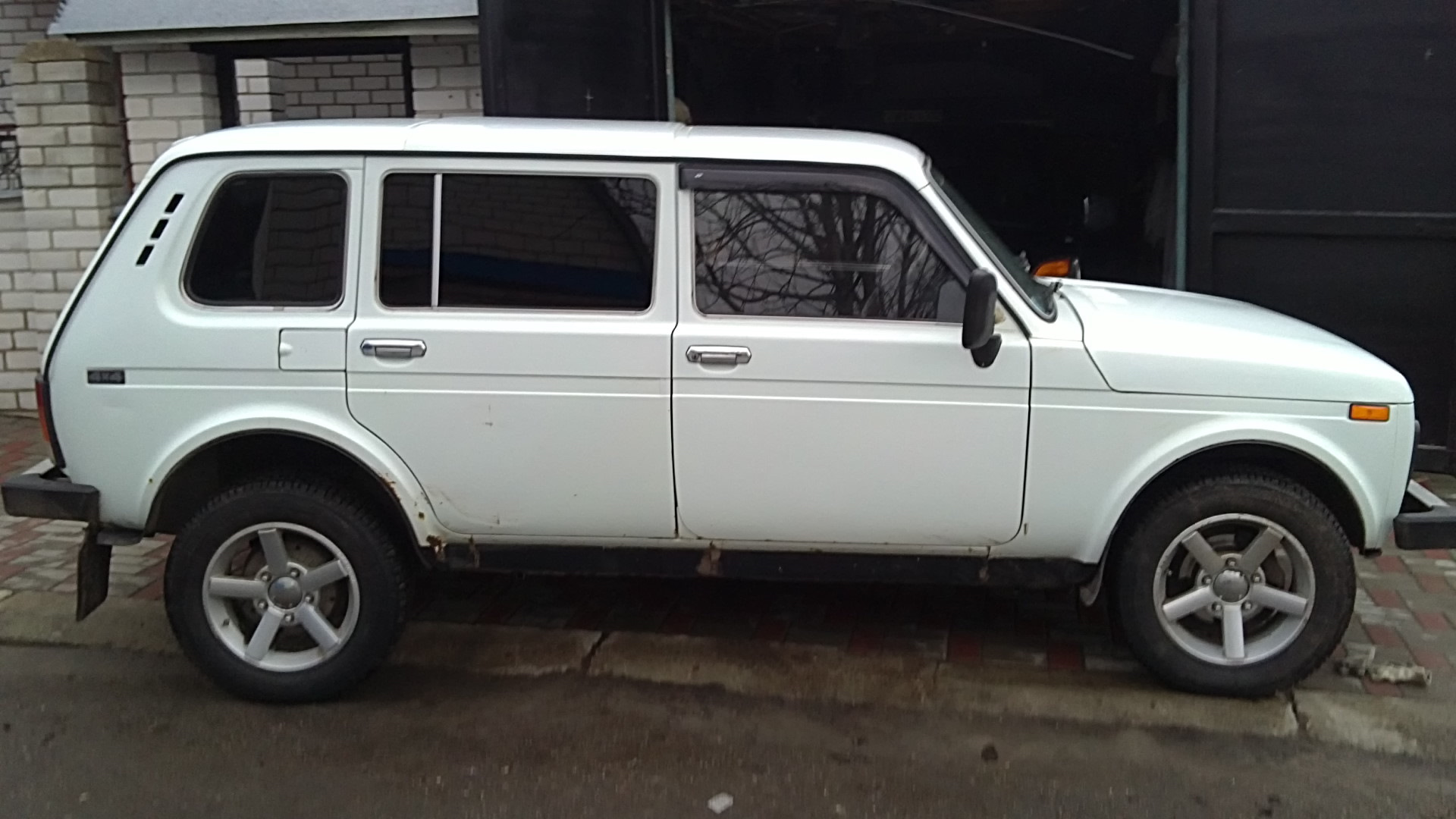 Lada 4x4 2131 белая