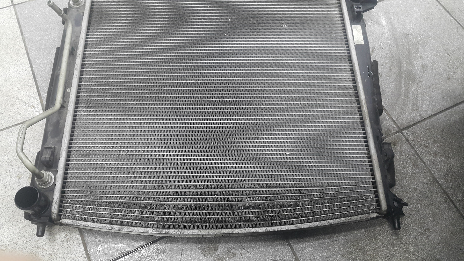 Замена радиатора соренто. Радиатор охлаждения двигателя Киа Соренто 2.2 дизель 2014. Киа Соренто 1 дизель 2,5 2009 радиатор. Кия Соренто 2.4 радиатор охлаждения двигателя артикул. Радиатор охлаждения рав 4 дизель второго поколения.