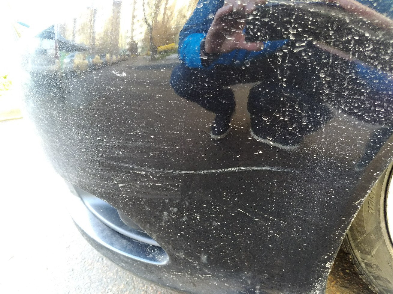 Царапина на двери автомобиля. Поцарапала машину форум. Царапает машину. Притерли машину. Царапины от веток на кузове.