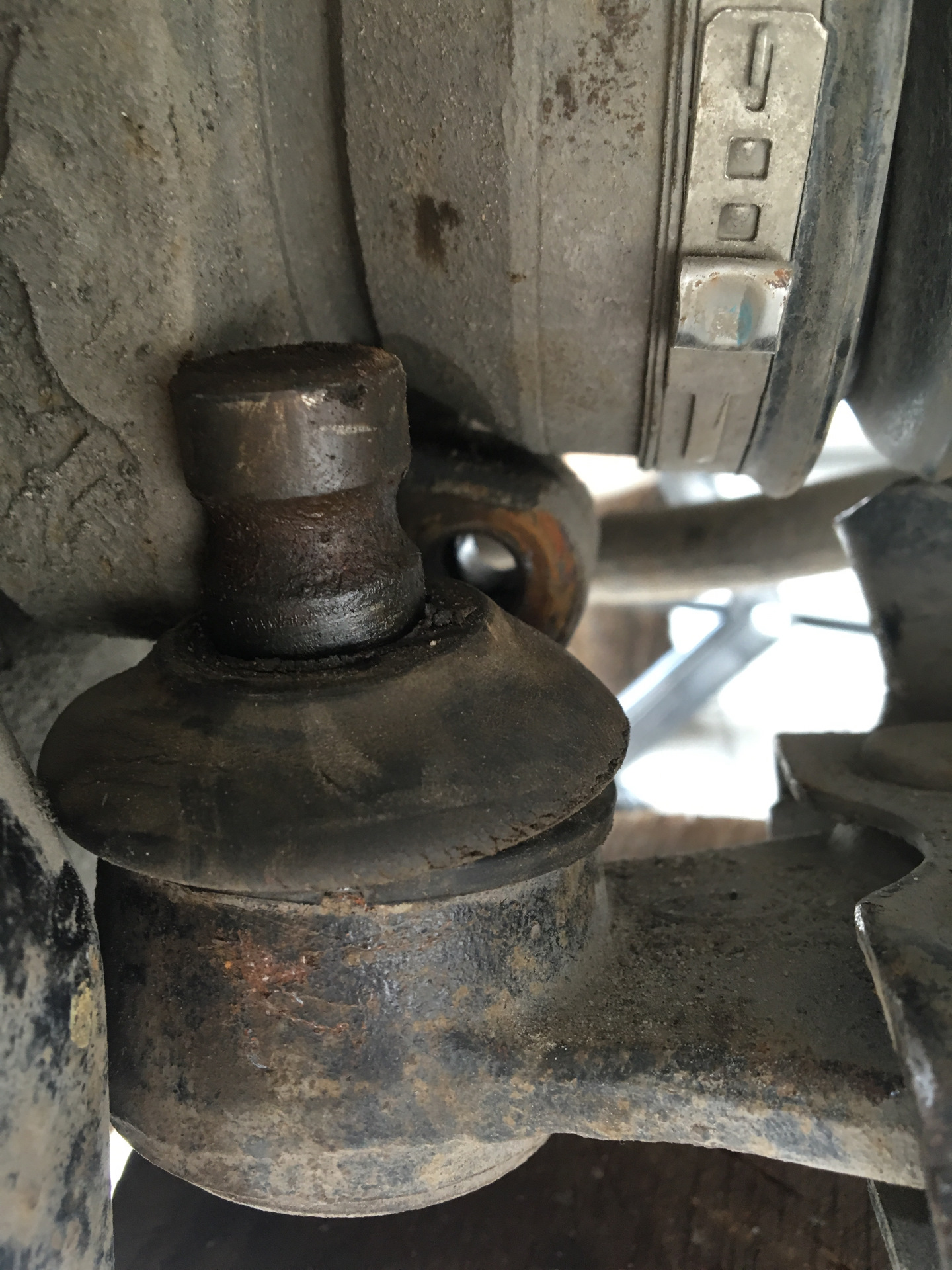 Как поменять пыльник на шаровой опоре. Шаровая мазда 2. Замена пыльник опоры шаровой камри 50. Пыльник шаровой опоры форд фиеста. Как поменять пыльник на шаровой опоре.