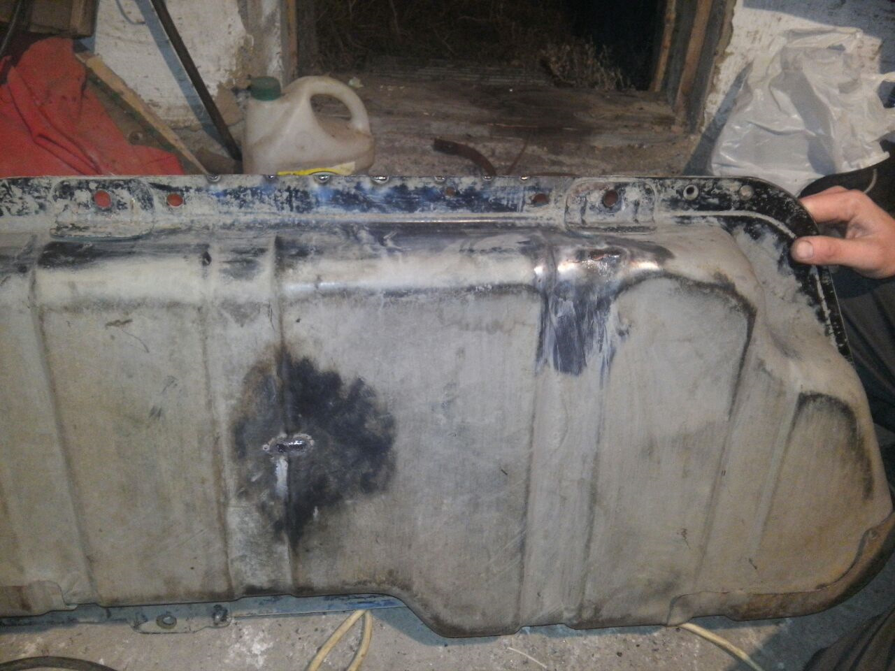 Дыра в бензобаке. Топливный бак соната тагаз. Топливный бак сварной. Самодельный бензобак для мотоцикла. Бензобак пластиковый ваз 2109.