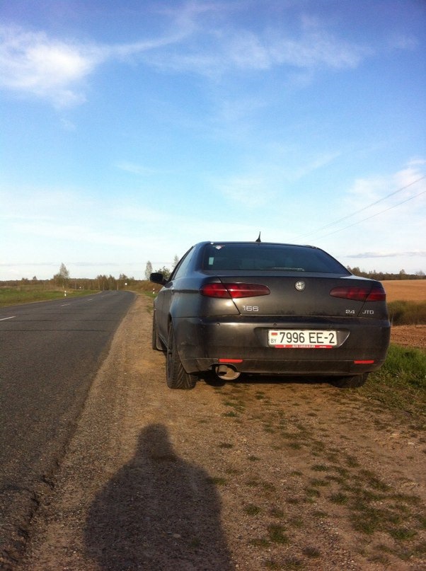 Стал на обочине, не стал включать даже аварийку…машин за час проехало 2-3…Зато оценил какие красивые места у нас))))) Понял сразу что трабы с диском сцепы, так как втыкаешь свободно передачу и — ни-че-го! Позвонил клубнику — либроводу, у него 2.4 такой же мотор как у меня. твин спарк не хотел вызывать…бо менять сцепу пришлось бы и ему). Даня, витебский клубник прилетел через 1.20) быстро. Хотя за этот час я вымыл влажными салфетками салон, панели…и даже увидел дикую лису…лиса пробежала мимо…а наверняка подмула глянув на меня — мне б твои проблеммы) — Alfa Romeo 166