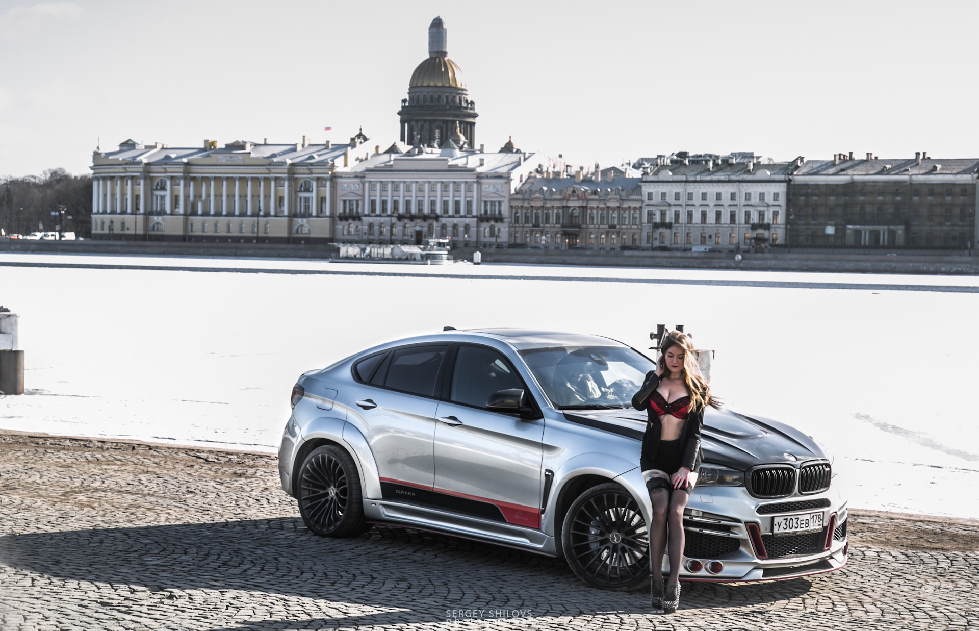Машина на фоне Санкт-Петербурга