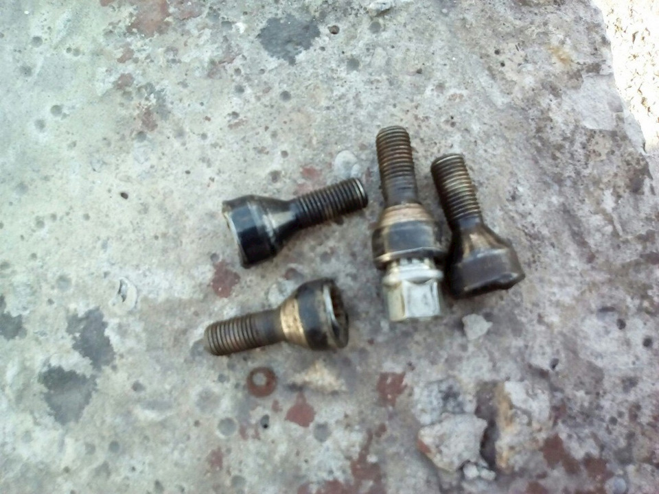 Приобрел к своим колесам секретки от BMW — BMW 5 series (E34), 2 л ...