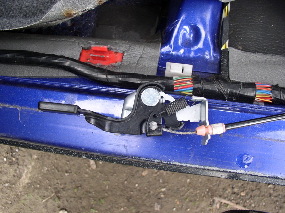 Рычажок открытия лючка бензобака — Toyota RAV4 (I), 2 л, 1998 года ...