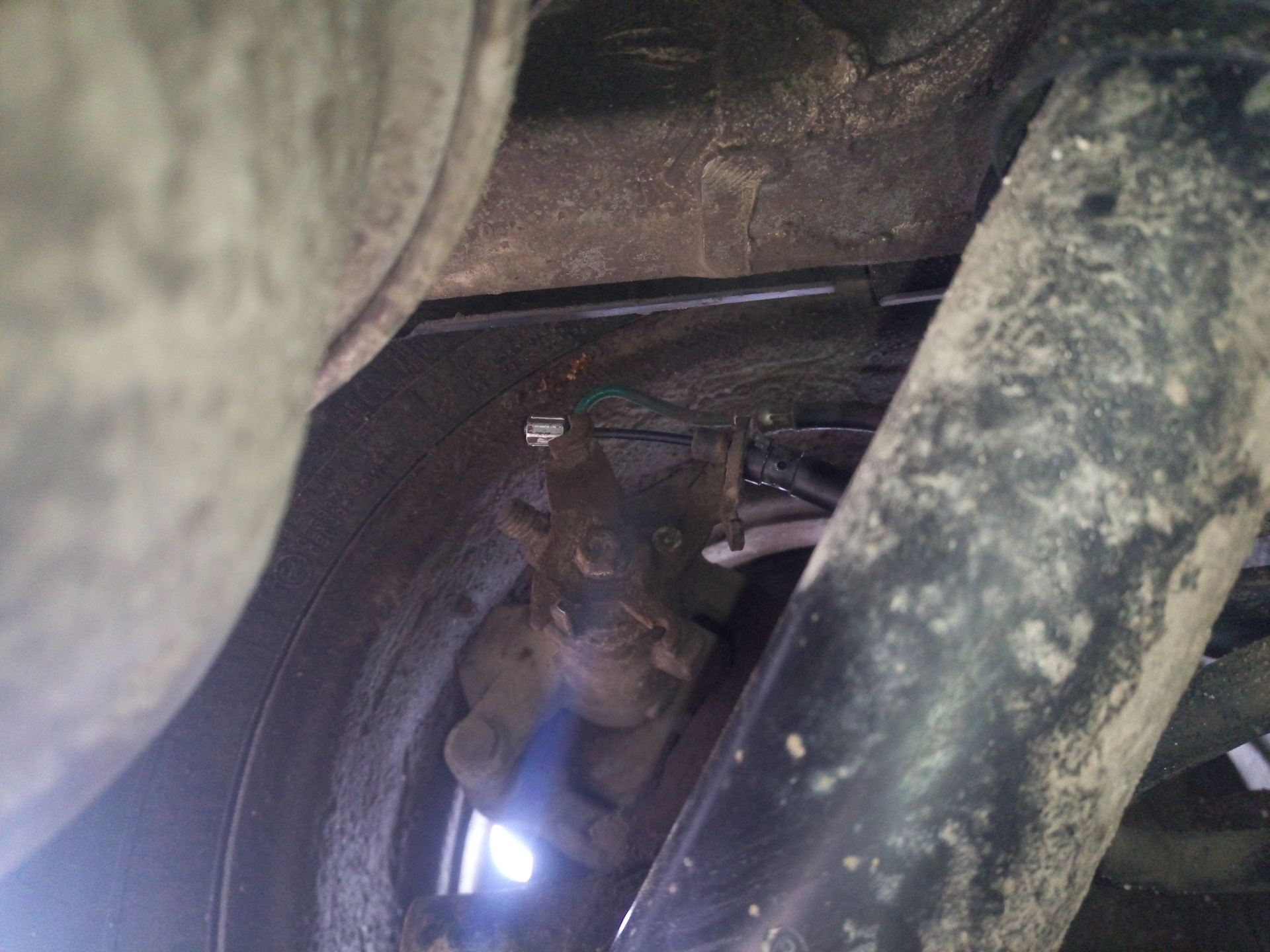 Троса ручника гранд сценик 2. Замена троса ручника меган 2. Меган 2 замена троса ручника. Трос ручника рено меган 2. Ручник меган 2.