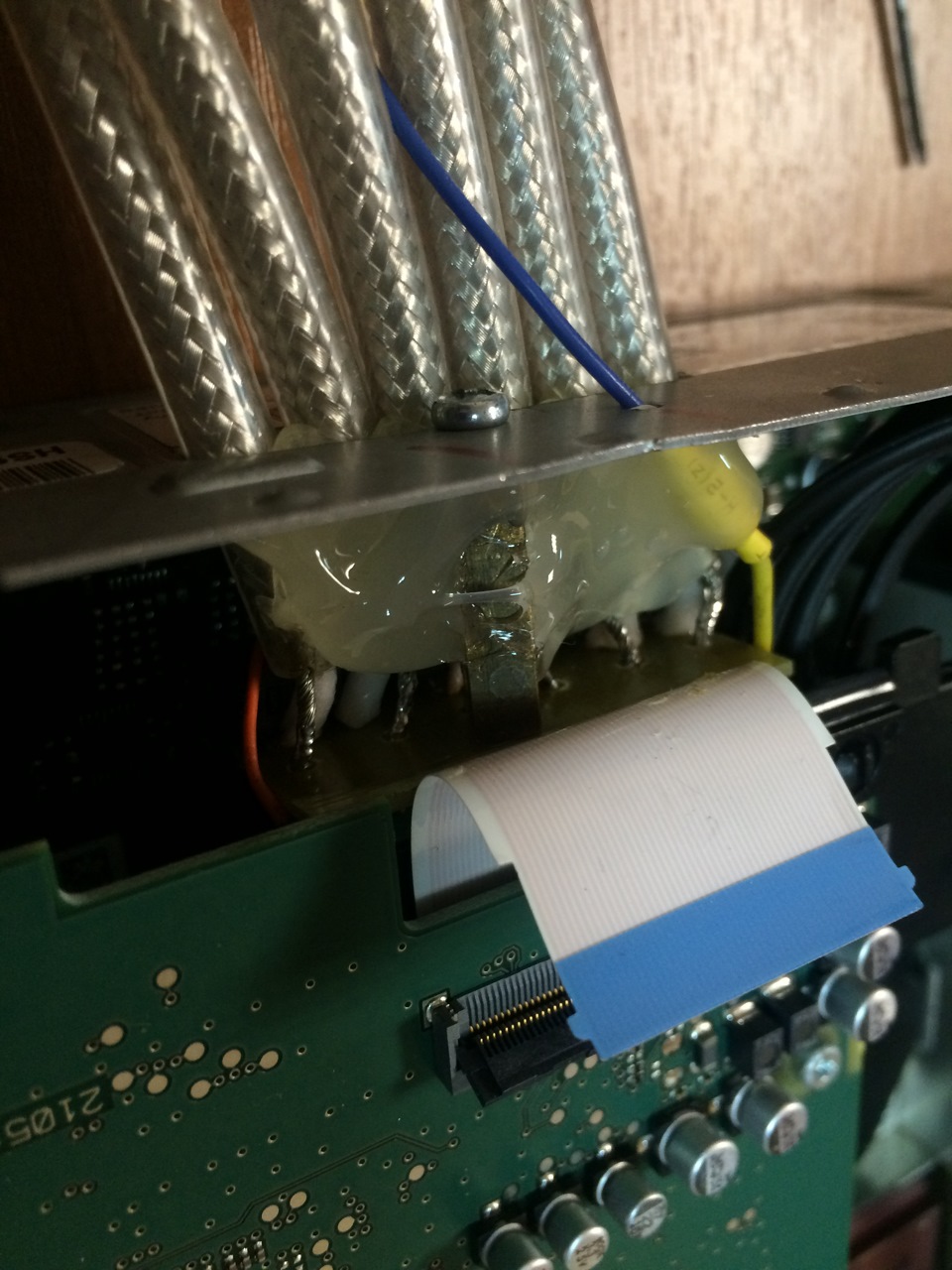 Выпайка линейных выходов из усилителя MMI 3G — Audi A6 (C6), 3 л, 2010 ...