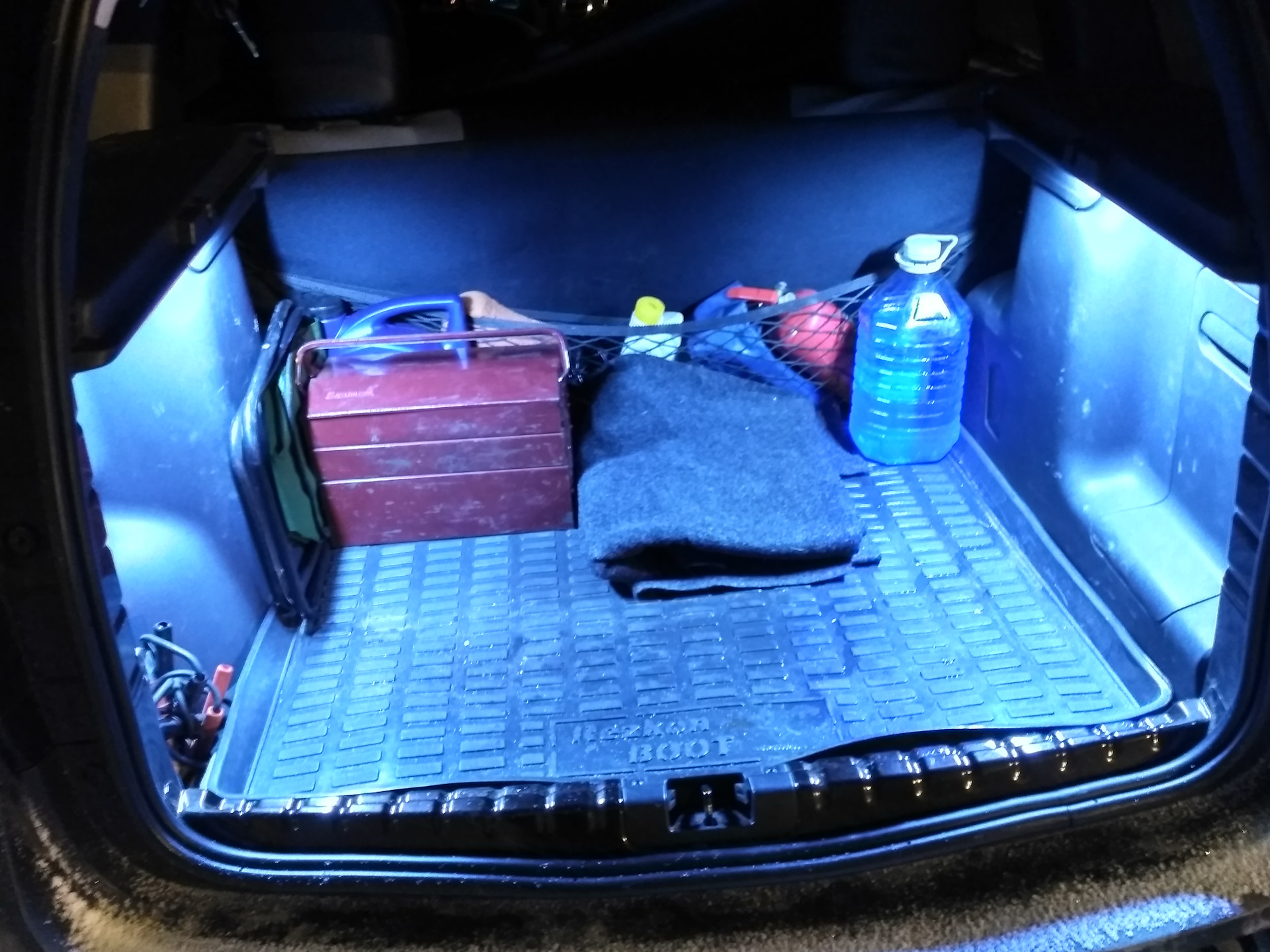 Рено дастер горит свет в багажнике