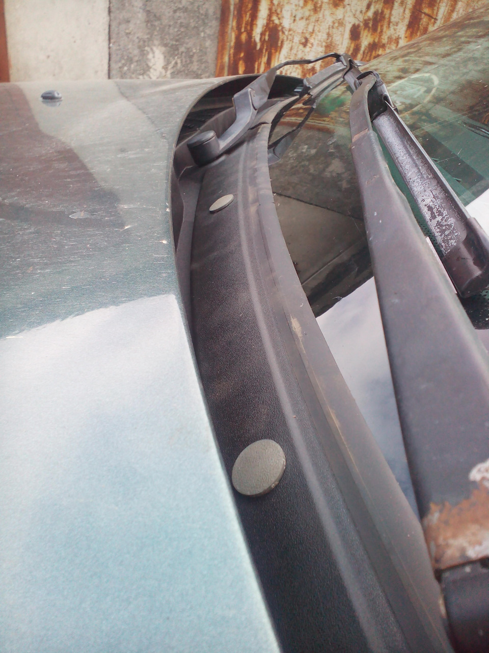 Замена жабо на лобового стекла — Lada Приора седан, 1,6 л, 2009 года ...